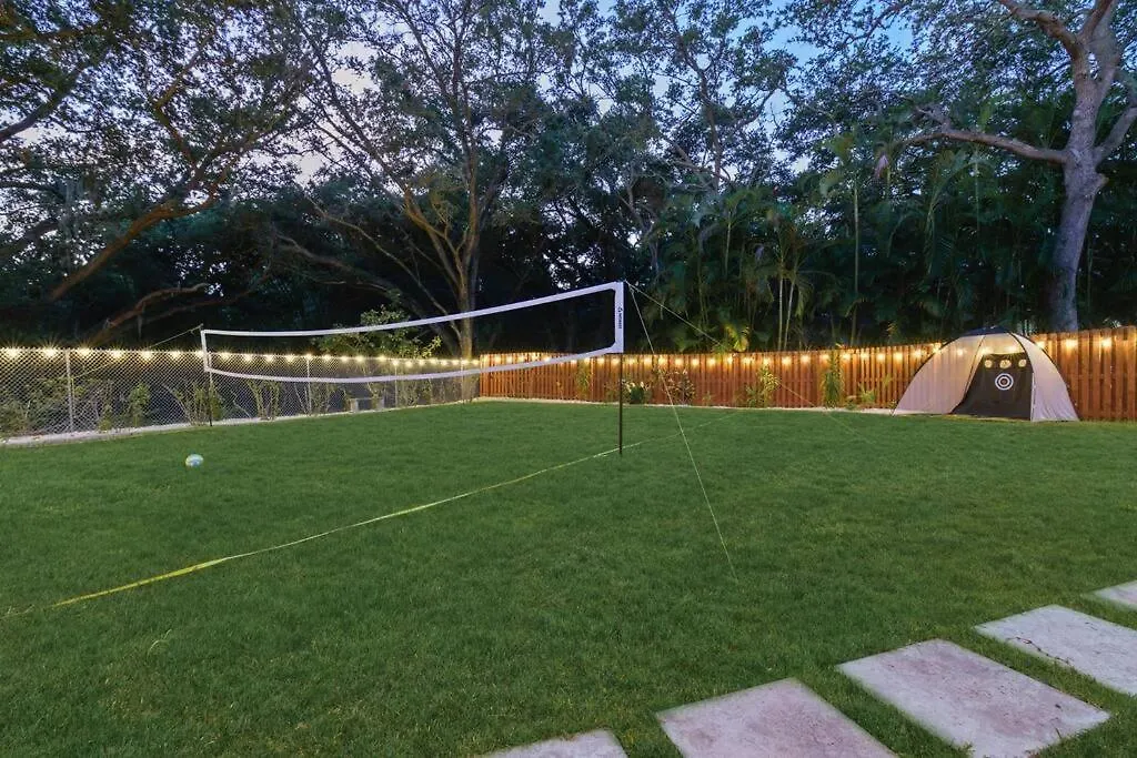 Backyard Games, Fire Pit, Heated Pool, Near Beach Villa Ozona