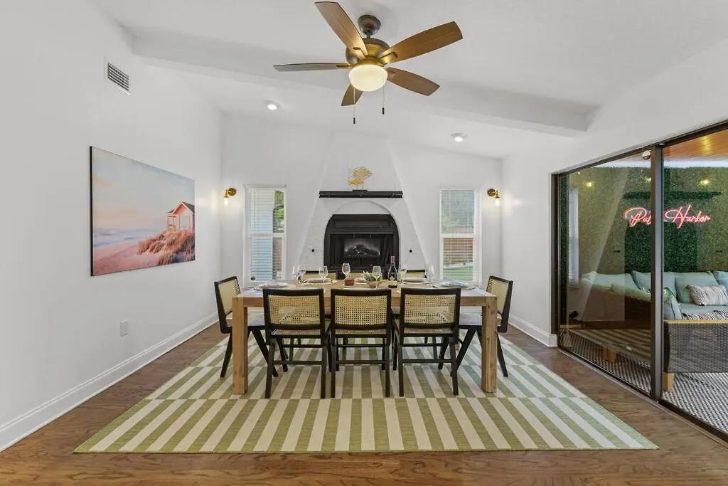 Backyard Games, Fire Pit, Heated Pool, Near Beach Villa Ozona