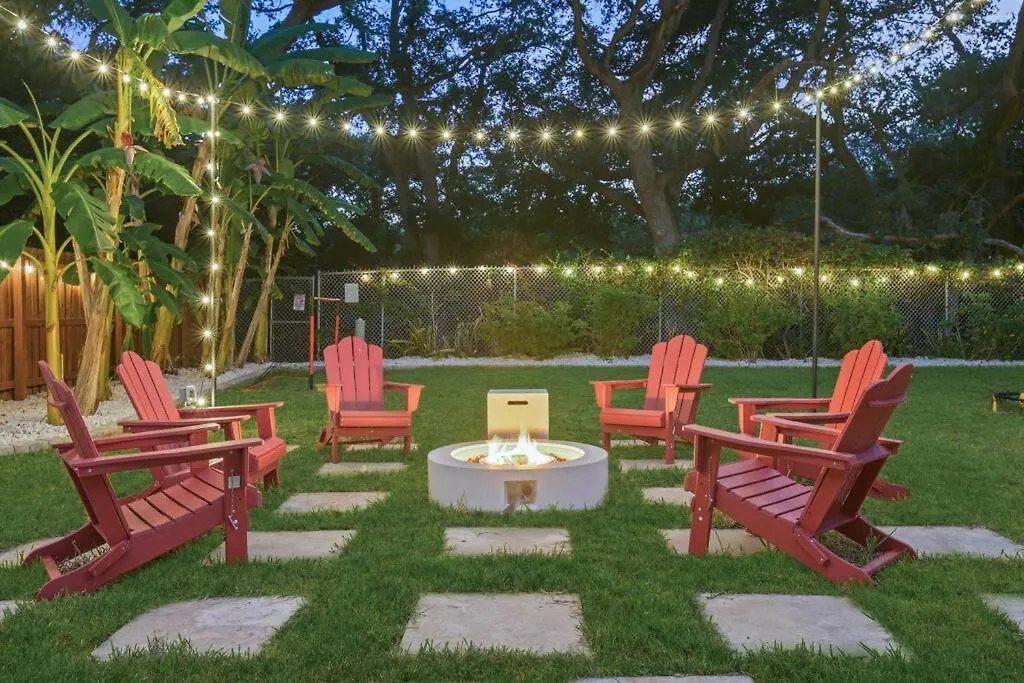 Backyard Games, Fire Pit, Heated Pool, Near Beach Villa Ozona