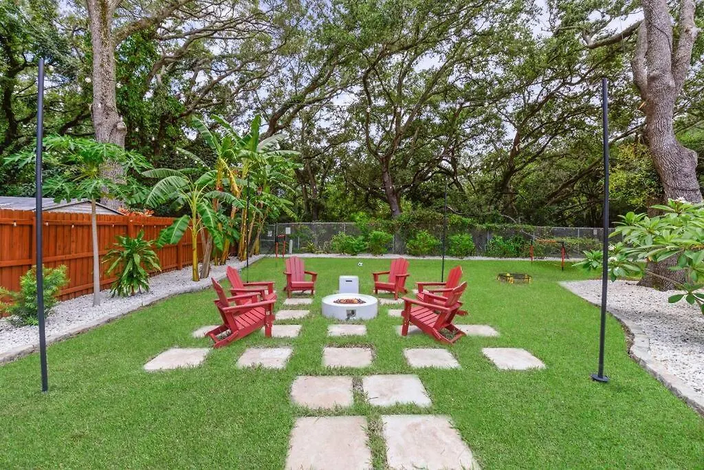 Holiday home Backyard Games, Fire Pit, Heated Pool, Near Beach Villa Ozona