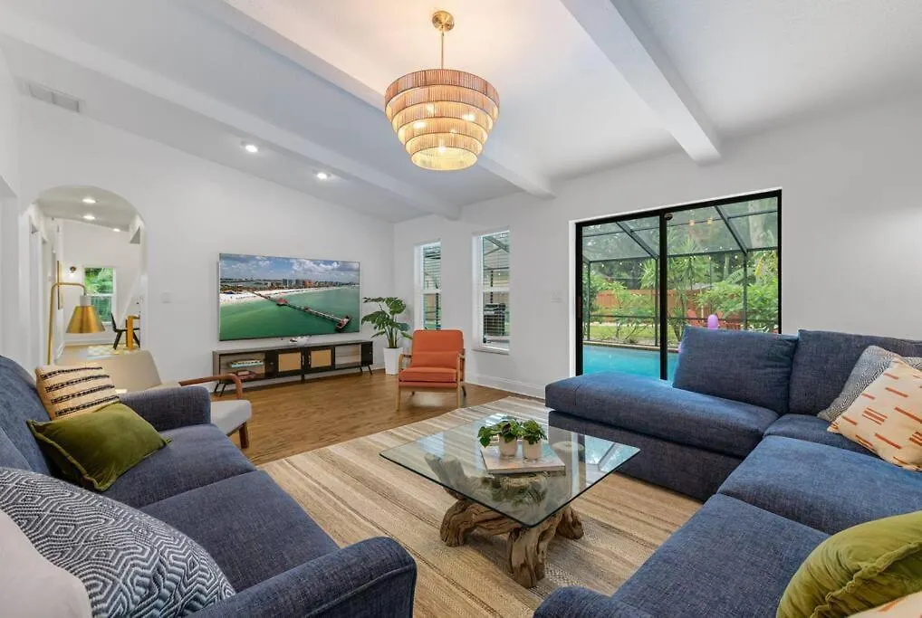 Backyard Games, Fire Pit, Heated Pool, Near Beach Villa Ozona