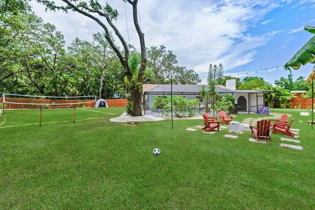 Backyard Games, Fire Pit, Heated Pool, Near Beach Villa Ozona