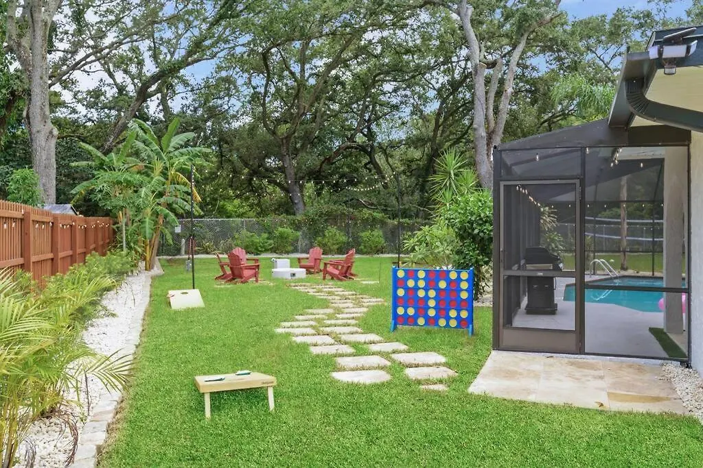 Backyard Games, Fire Pit, Heated Pool, Near Beach Villa Ozona