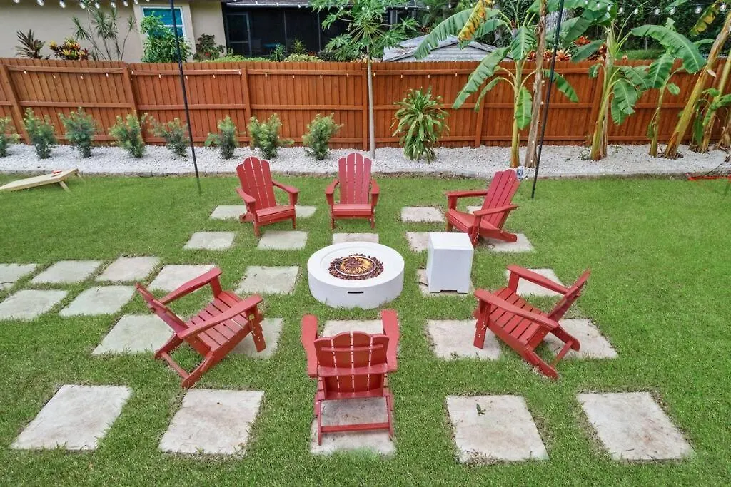 Backyard Games, Fire Pit, Heated Pool, Near Beach Villa Ozona